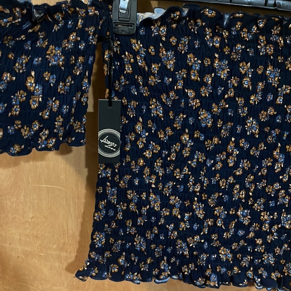 💙🌸Nwt Navy blue & floral off shoulder stretchy crop top size M - Picture 2 of 6